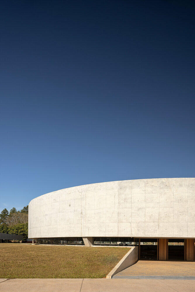 ARQBR’s strikingly modernist concrete church is an ode to the endless brazilian horizon