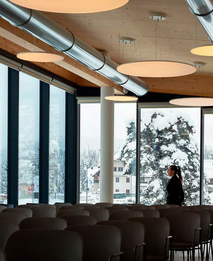 a glazed corner provides open views from the jury room
