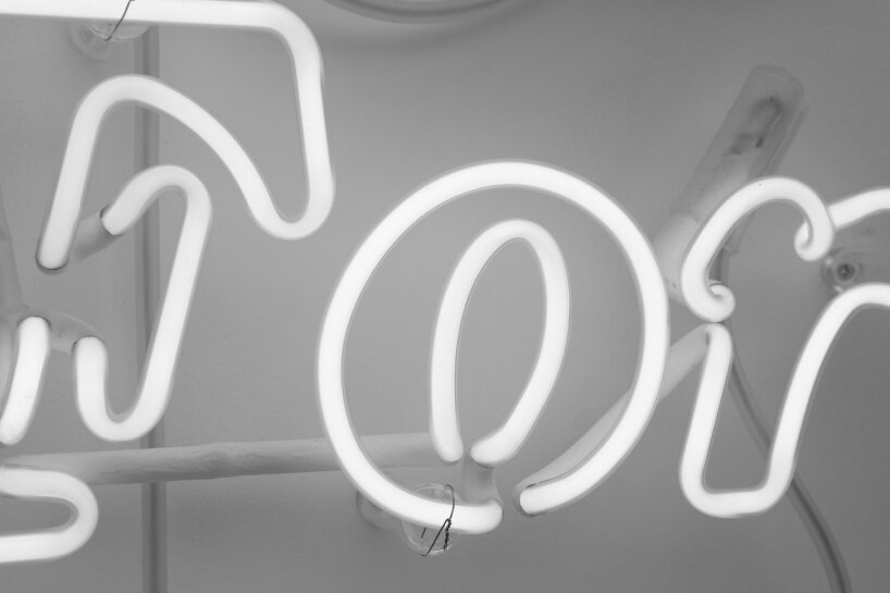 DOUGLAS GORDON, A New Winter Coat For The Wife, 2022 (detail), Neon 61 x 23 5/8 x 2 in, 155 x 60 x 5 cm © Studio lost but found/ VG Bild-Kunst, Bonn, Germany 2022, photo by Lucy Dawkins courtesy of Gagosian