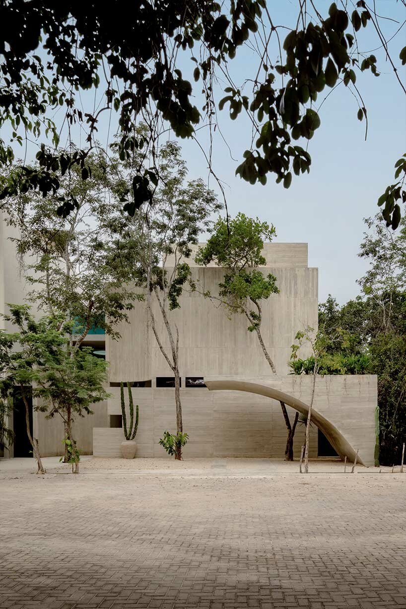 a habitable sculpture: espacio 18 infuses brutalist-inspired villa in mexico with lush greenery