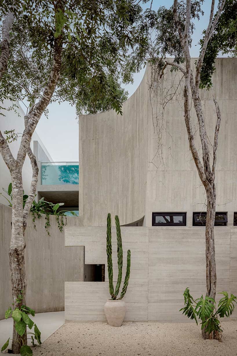 a habitable sculpture: espacio 18 infuses brutalist-inspired villa in mexico with lush greenery