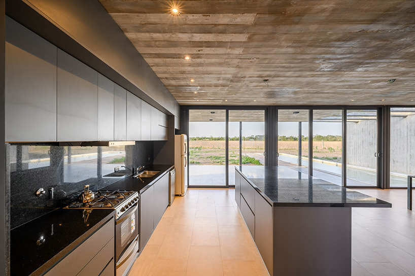 karlen + clemente studio sites its casa 3X6 within the vast landscape of rural argentina