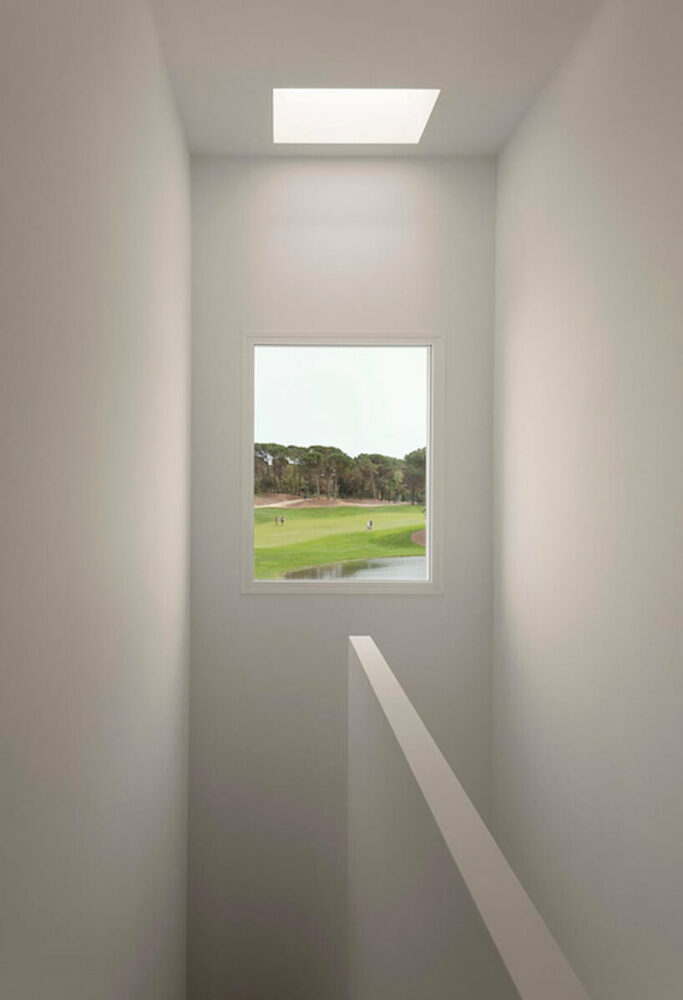 the interplay of shadows and light reflects on the surfaces generating a scenographic quality