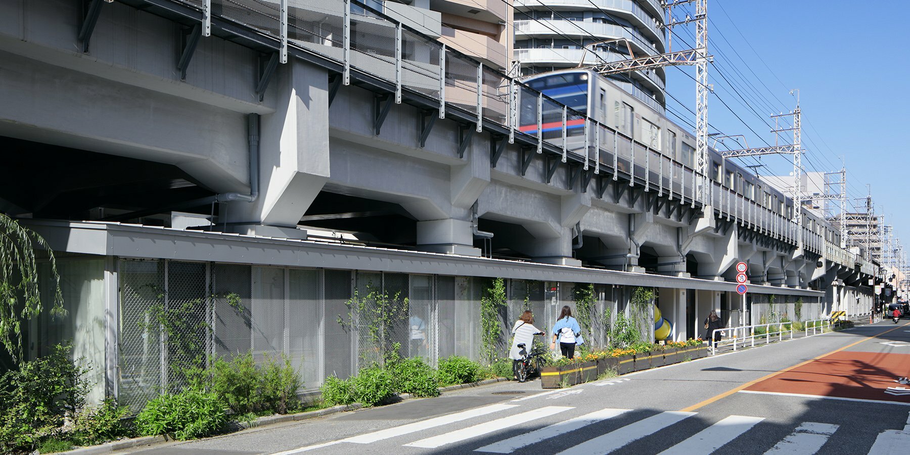 nursery-school-elevated-railway-takahiro-akiyama-designboom-1