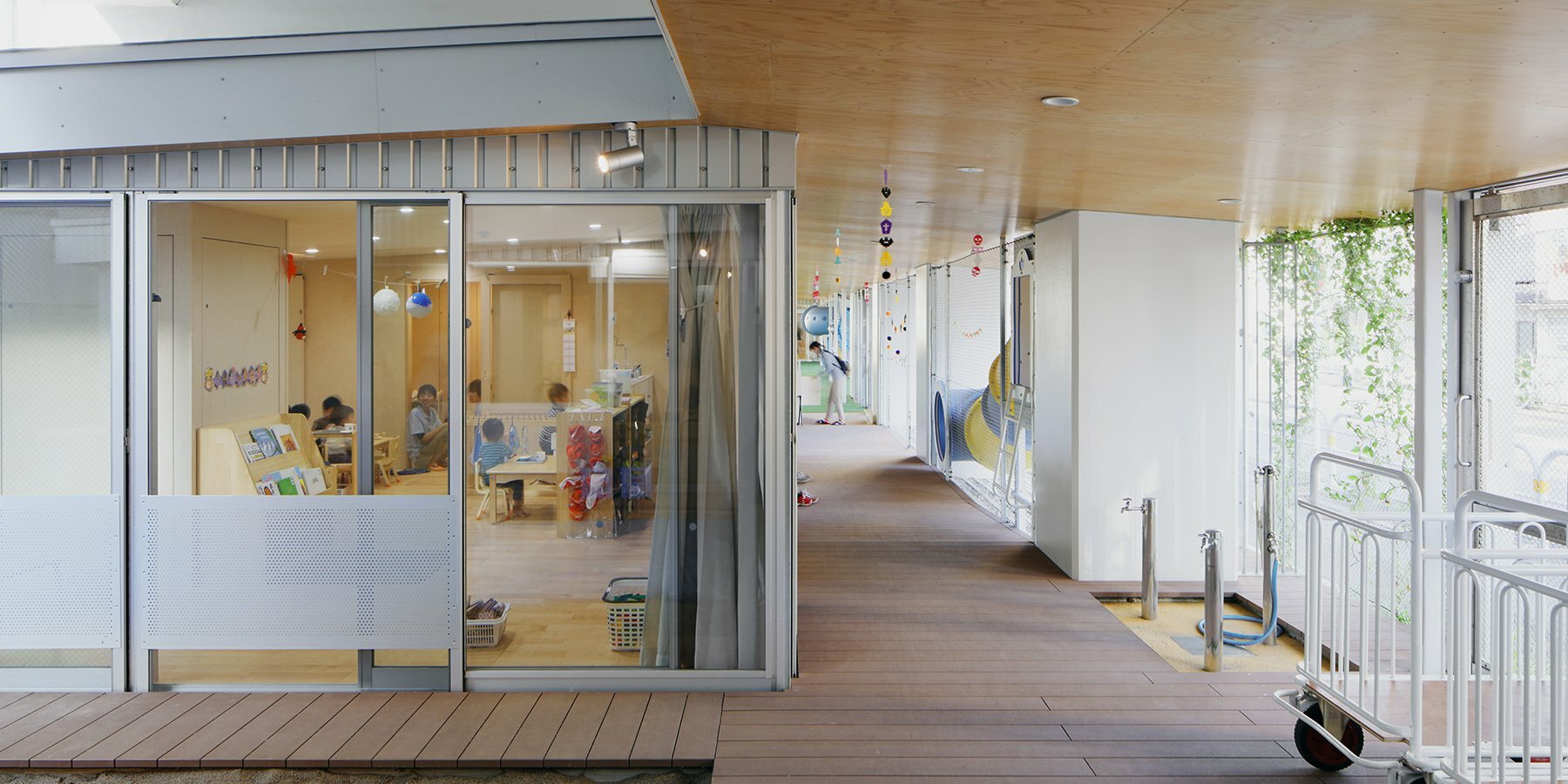 nursery-school-elevated-railway-takahiro-akiyama-designboom-2