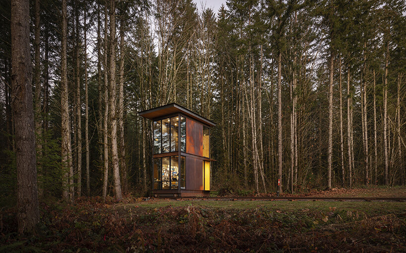 olson kundig architects' mobile 'maxon studio' rolls into the forest on railroad tracks - 1