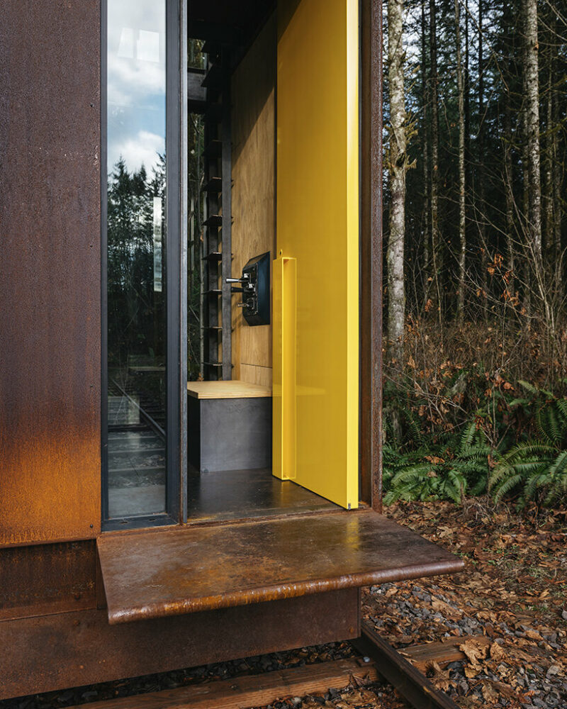olson kundig architects’ mobile ‘maxon studio’ rolls into the forest on railroad tracks