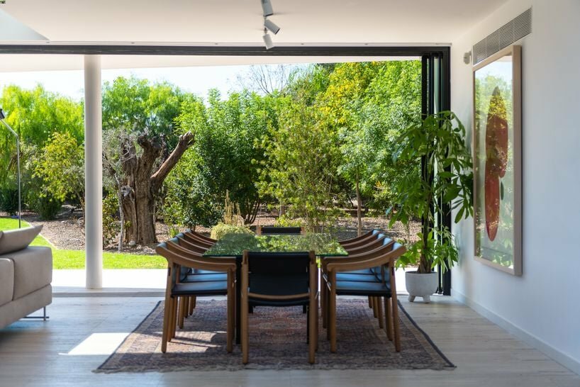 the dining area enhances the relationship between indoor and outdoor space
