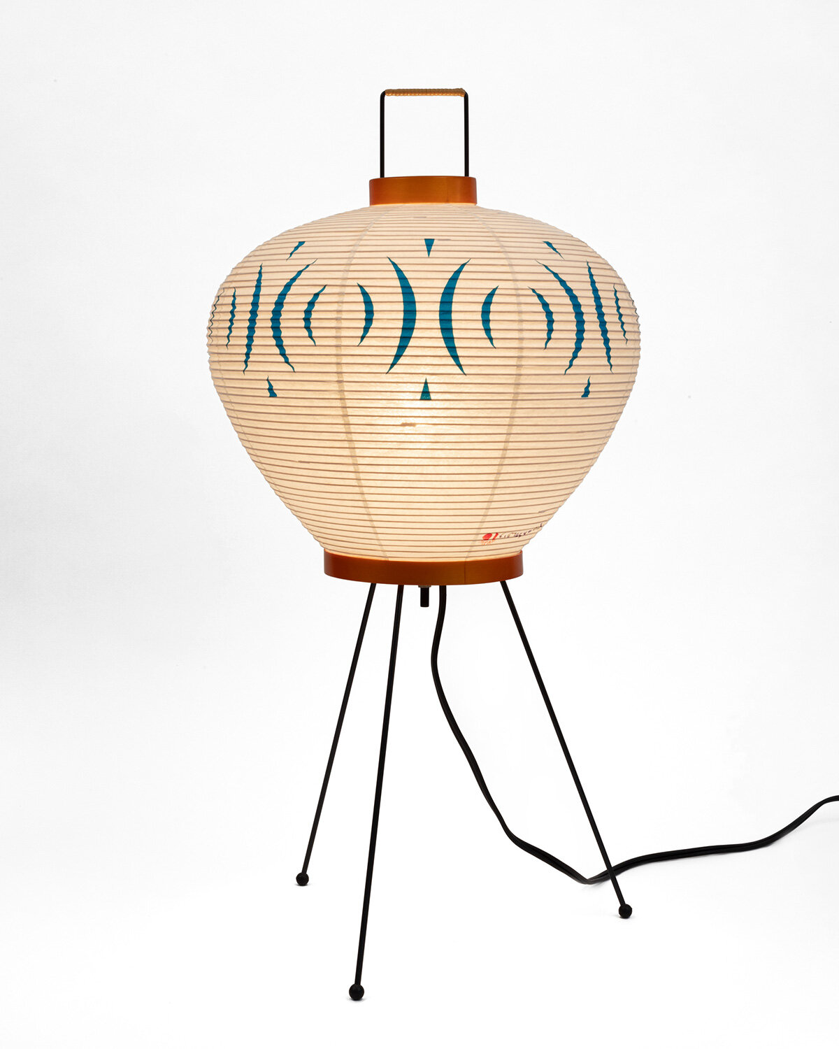 Isamu Noguchi, Akari 3AV, 1954. The Noguchi Museum Archives, 153713 | image by Kevin Noble c/o The Isamu Noguchi Foundation and Garden Museum, New York / ARS