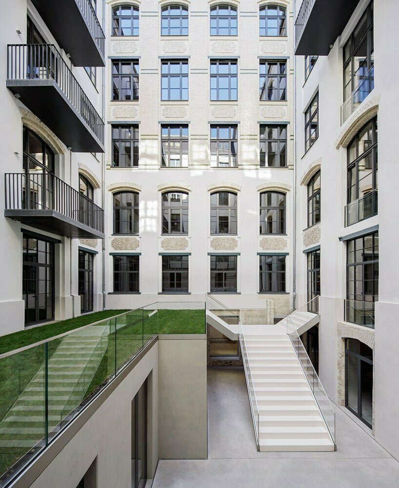 inner courtyard with extension made of insulated concrete and roof terrace