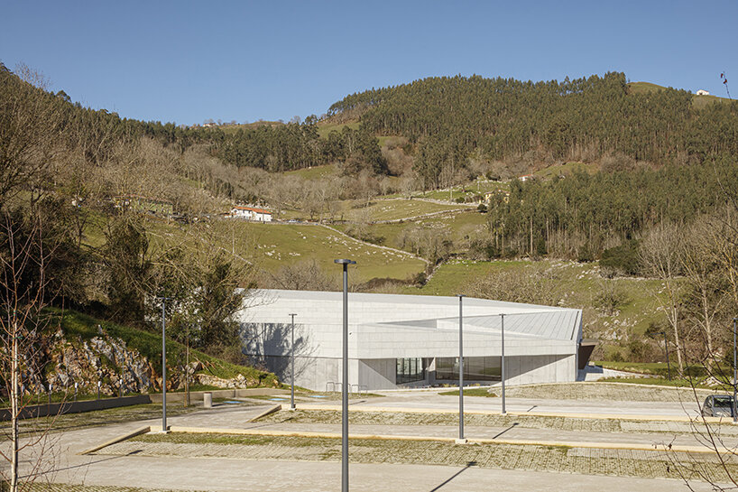 a folded stone roof crowns this visitor center in the spanish hillside