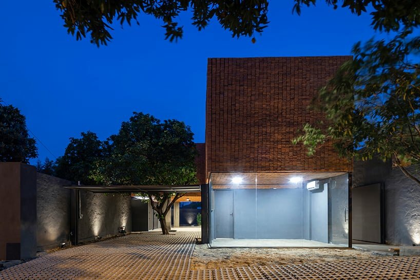 the brick volume appears hovering above the ground