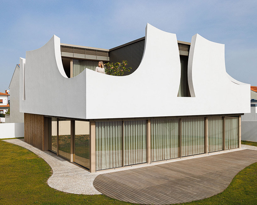 sandra micaela casinha’s ‘casa pátios de pétalas’ is a blossoming abode in portugal