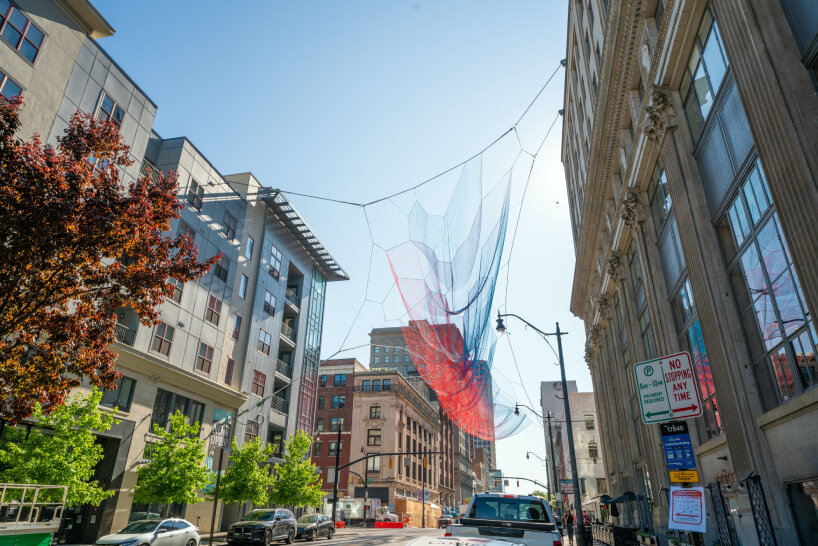 looming over columbus, 500,000 knots weave janet echelman’s lucid fiber tapestry ‘current’