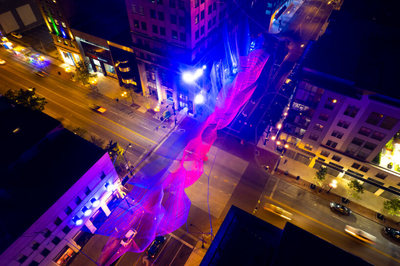 looming over columbus, 500,000 knots weave janet echelman’s lucid fiber tapestry ‘current’