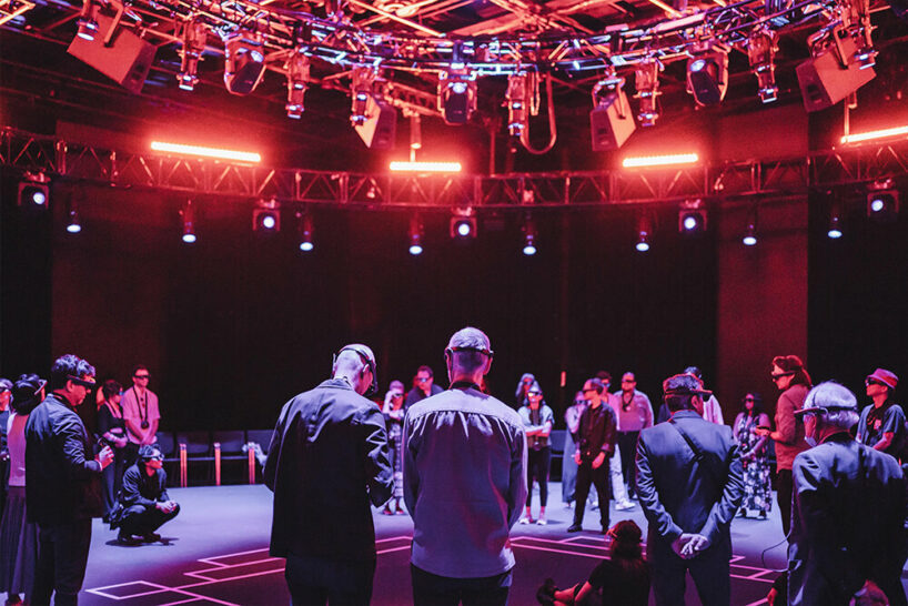 spectators are free to walk around and approach the performer