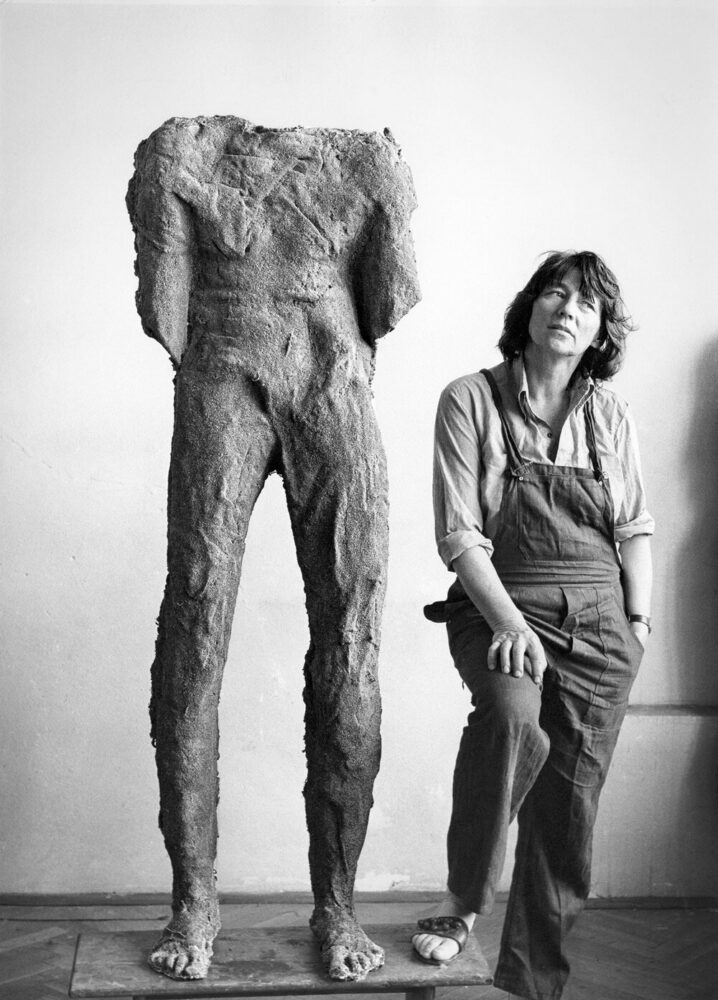 Magdalena Abakanowicz in her workshop and Standing Figure, 1980 – 1983 © Artur Starewicz / East News