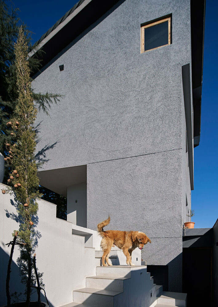 villa fagu with jagged roof ‘choreographs’ rainwater flow in arid western himalayas