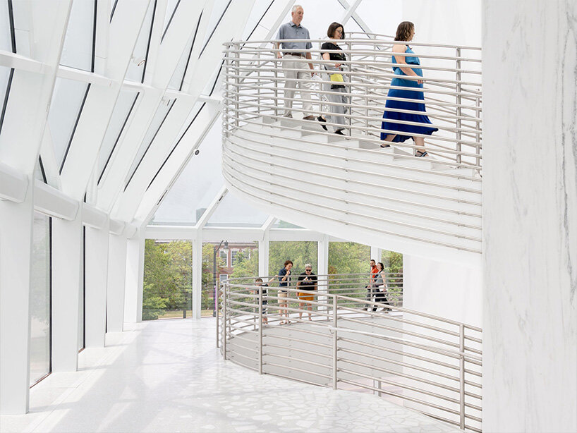 a double-height gallery located at the front of the building connects the cross and flexible boxes