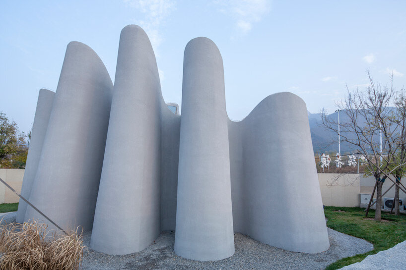 PAO's public restroom meanders around amoeba-shaped concrete structure in beijing