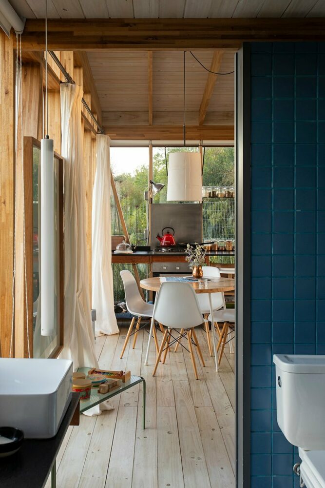 ‘transparent house’ of glass and wood opens all facades to uruguayan coastal landscape