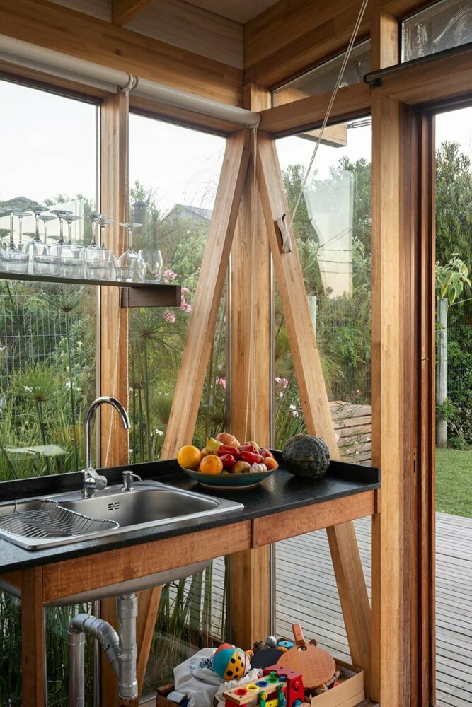 ‘transparent house’ of glass and wood opens all facades to uruguayan coastal landscape