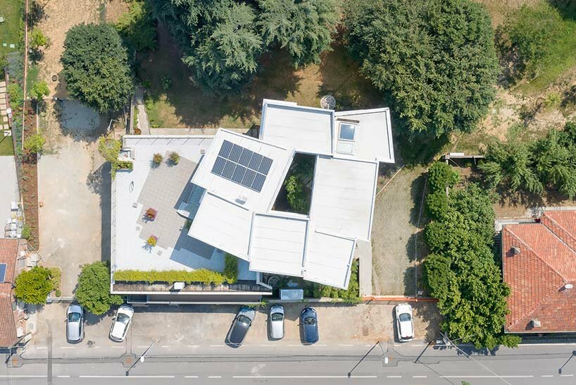 ELASTICOfarm hole house around