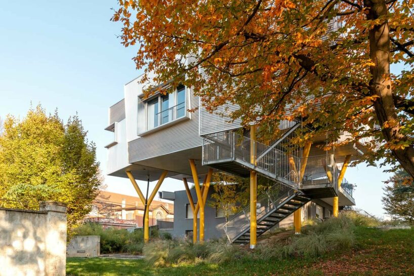 ELASTICOfarm clusters irregular boxes to form ‘the hole with the house around’