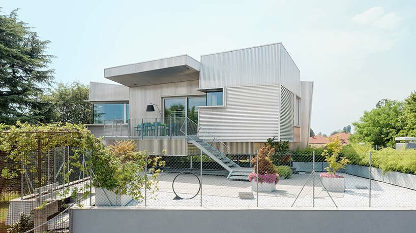 ELASTICOfarm hole house around