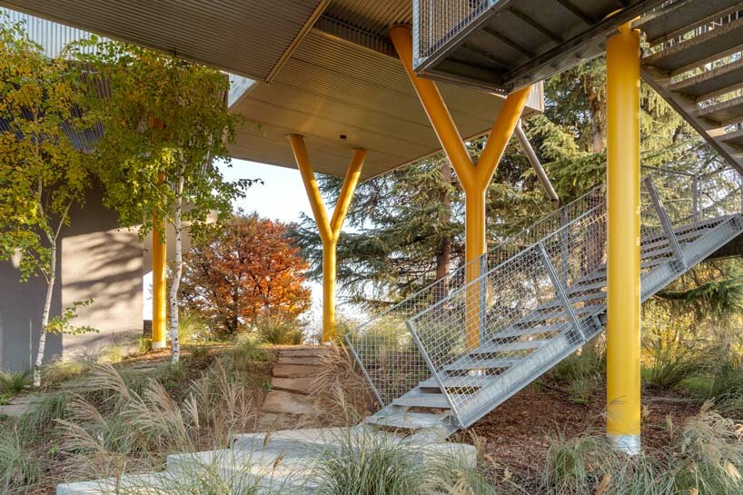 ELASTICOfarm hole house around