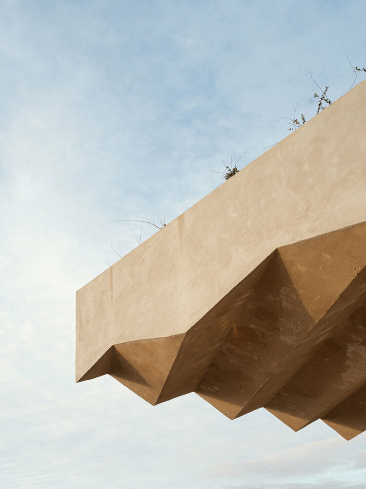 the zigzagging pattern allows the roof to reduce its weight