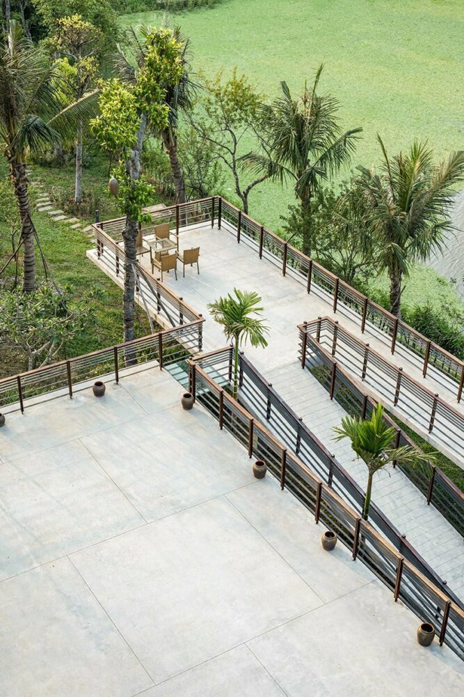 the interconnecting corridors within the building offer pathways