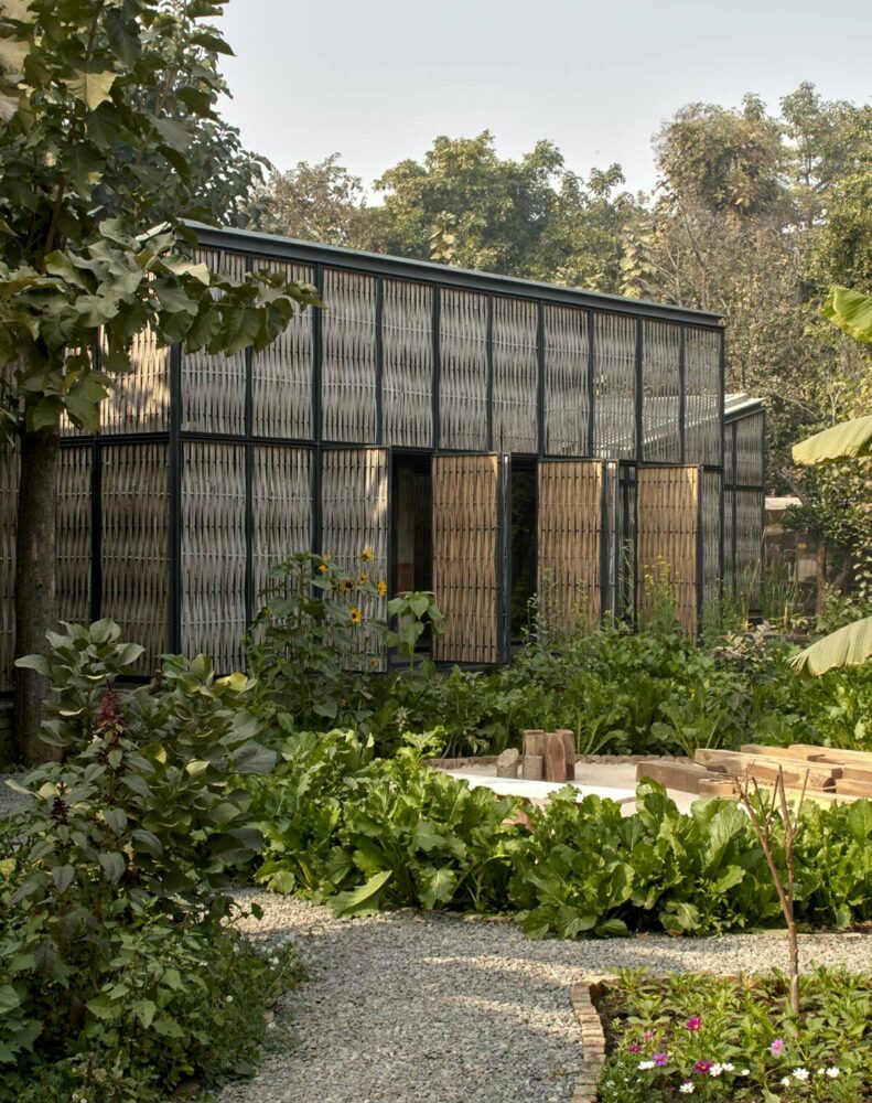 studio array wraps new dehli artist residency ‘farm 8’ in screens of woven bamboo