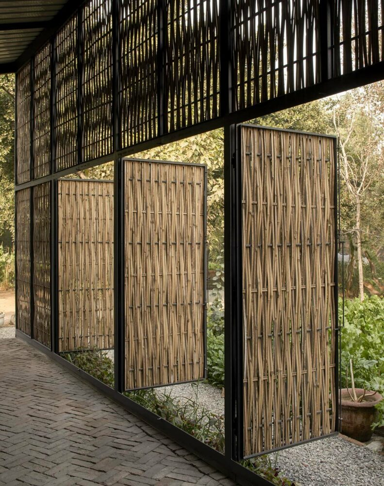 studio array wraps new dehli artist residency ‘farm 8’ in screens of woven bamboo