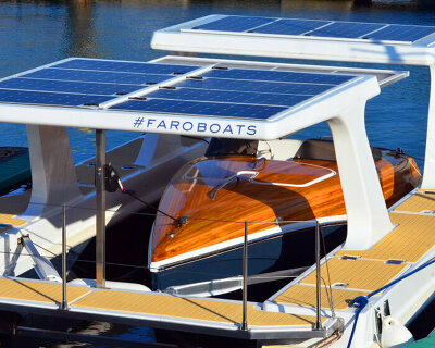 towable buoyant 'faro powerdock' station with solar panels charge electric boats at any piers