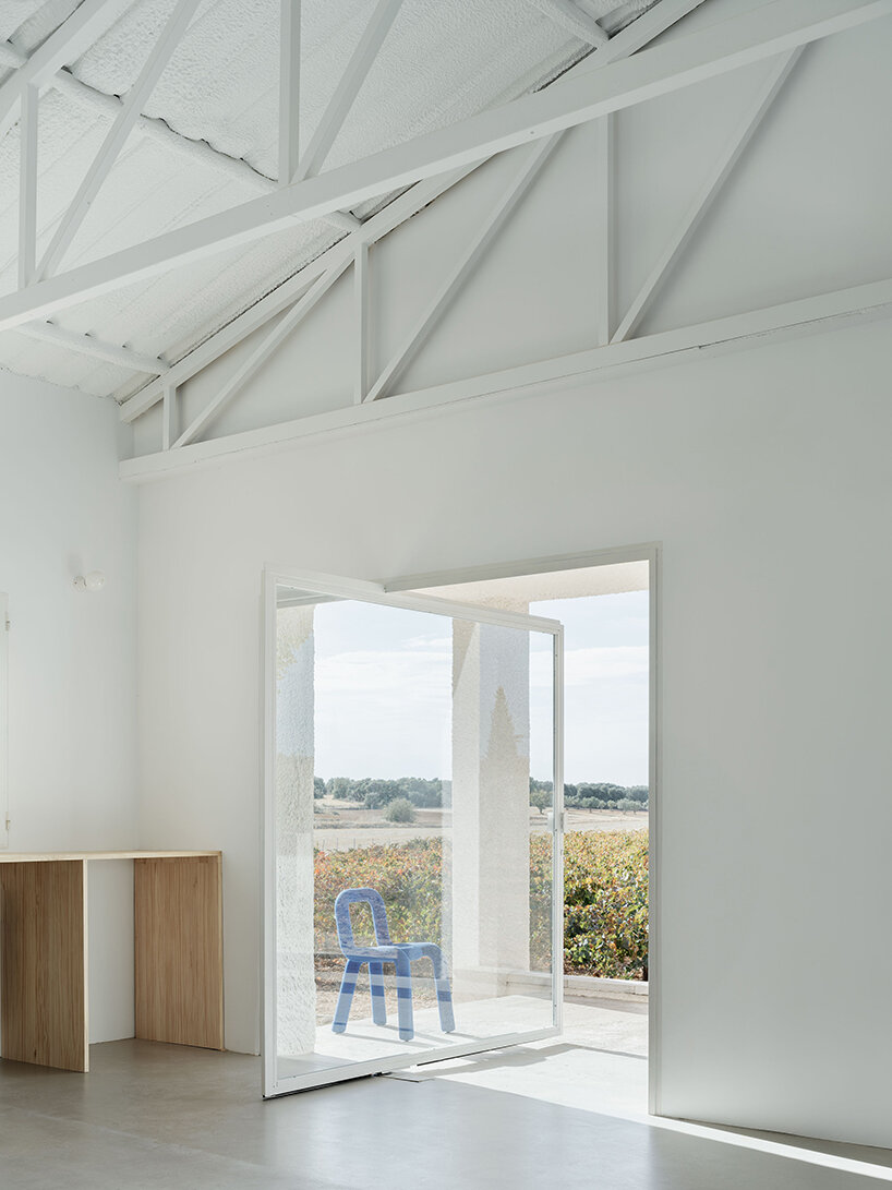 casa primitiva hanghar designboom