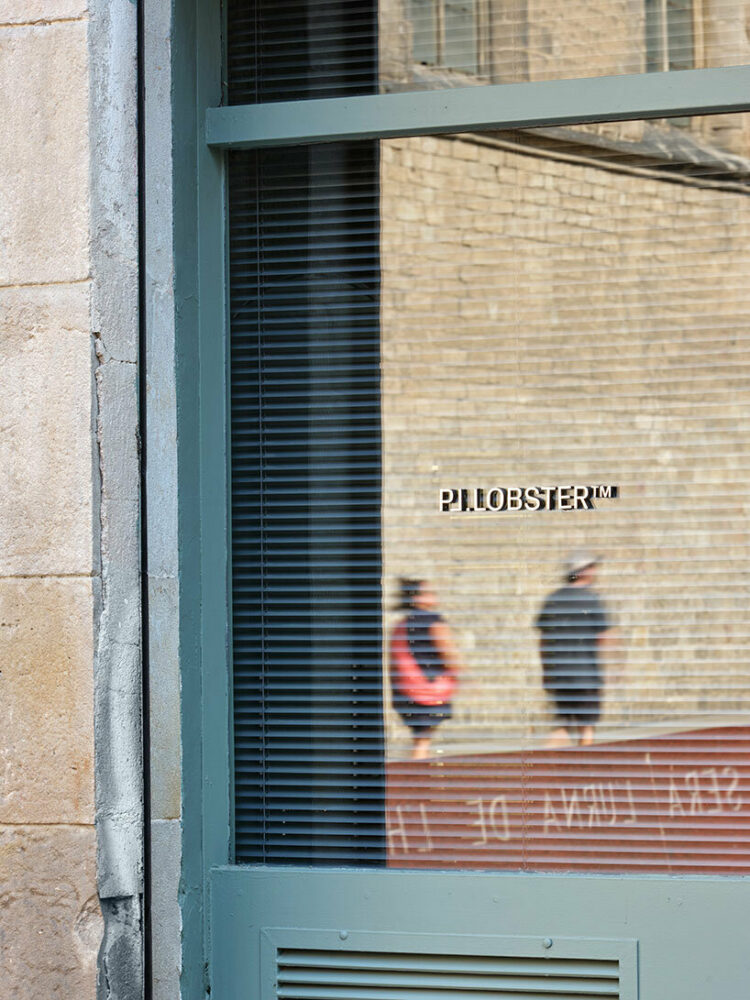 high-tech elements and ‘texturized minimalism’ shape all-green optical boutique in barcelona