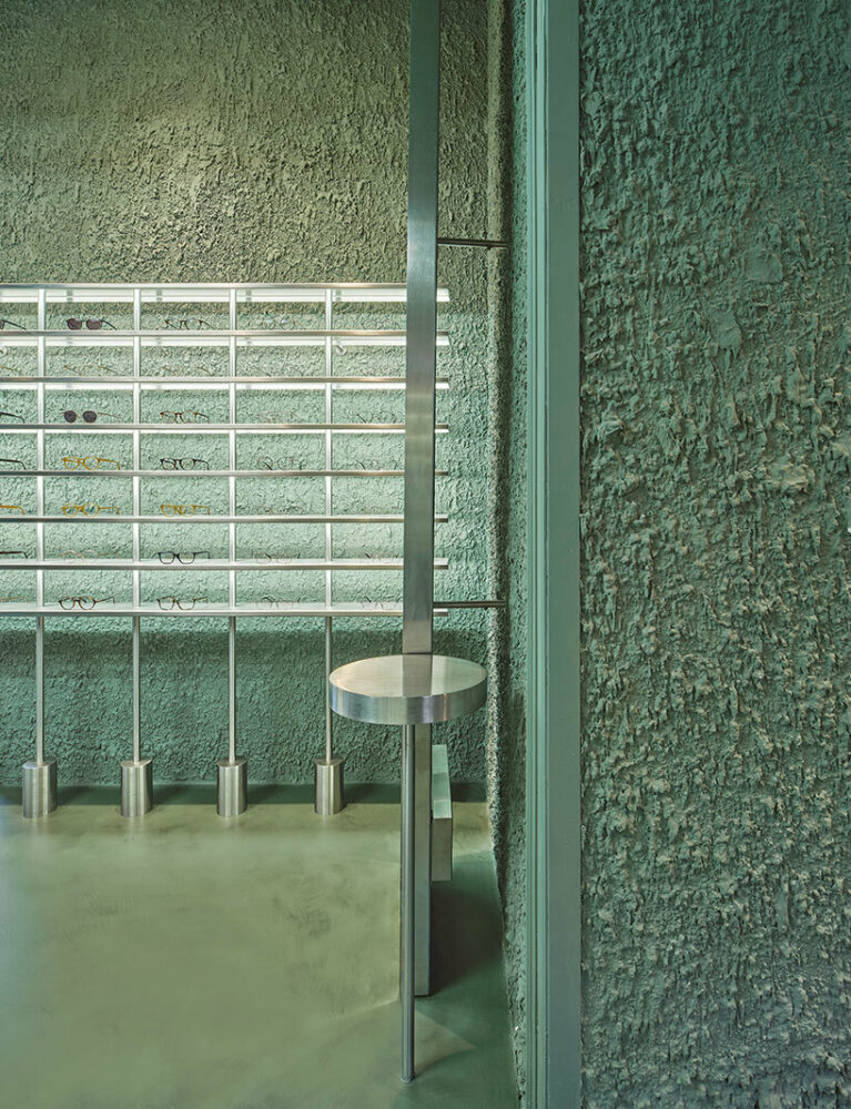 high-tech elements and ‘texturized minimalism’ shape all-green optical boutique in barcelona