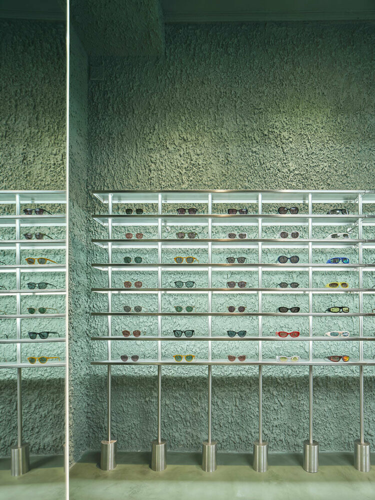 high-tech elements and ‘texturized minimalism’ shape all-green optical boutique in barcelona