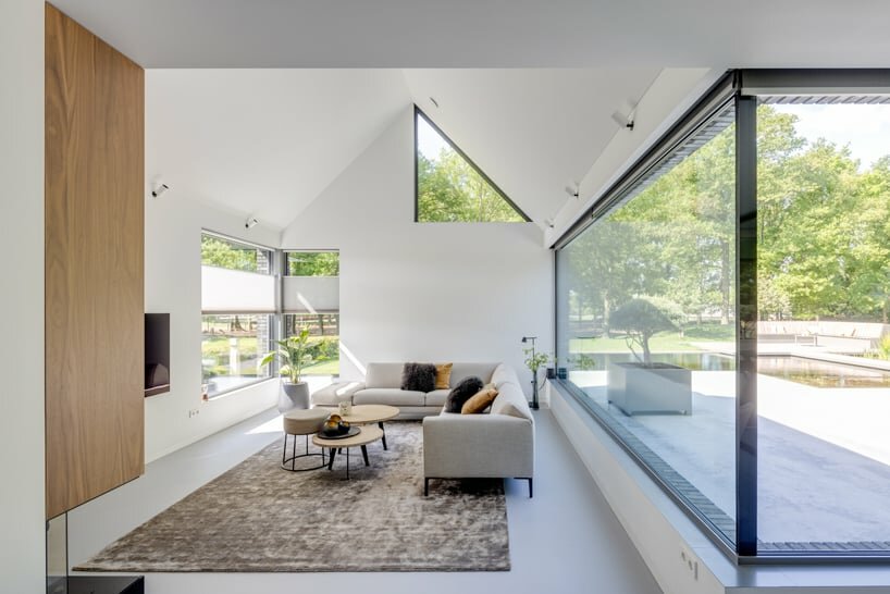 the two wings on the west side house arrange the living room along an outdoor terrace