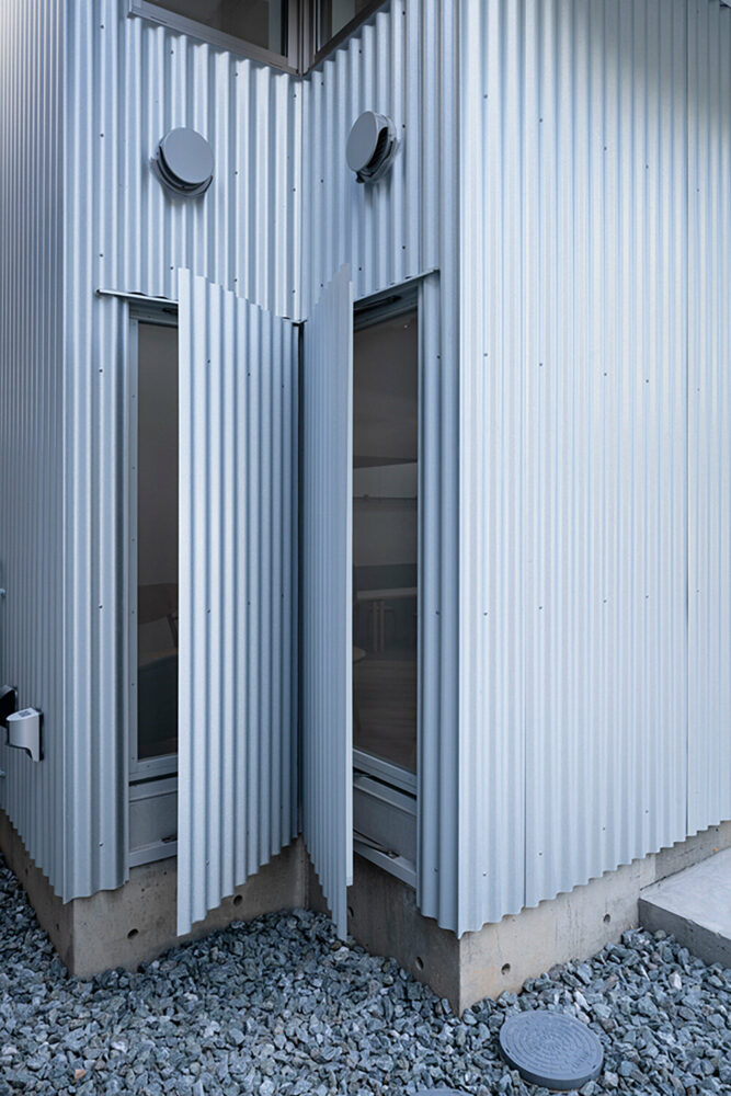 vertical sliding windows control ventilation and heat transfer