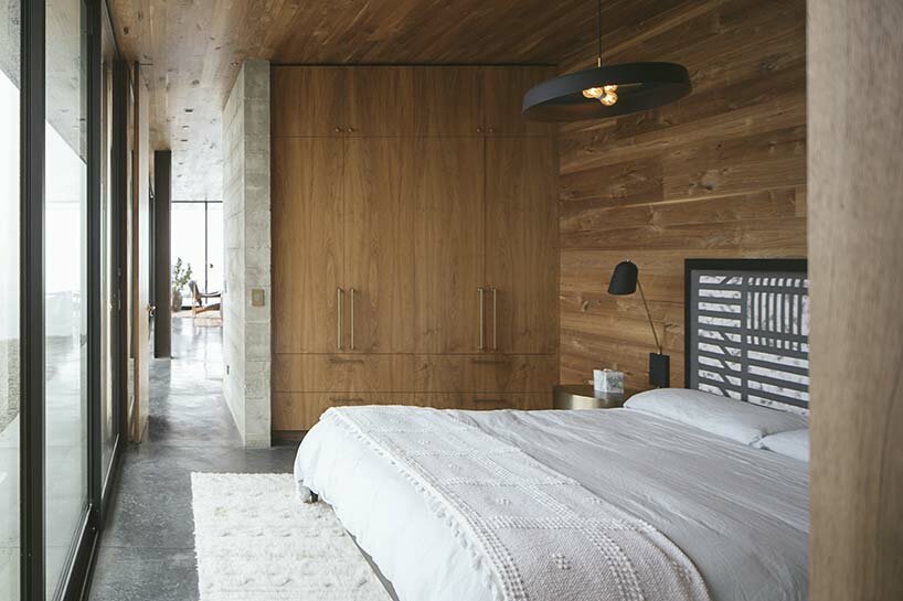 a grass-covered, off-grid guest house cantilevers over california’s pacific coast