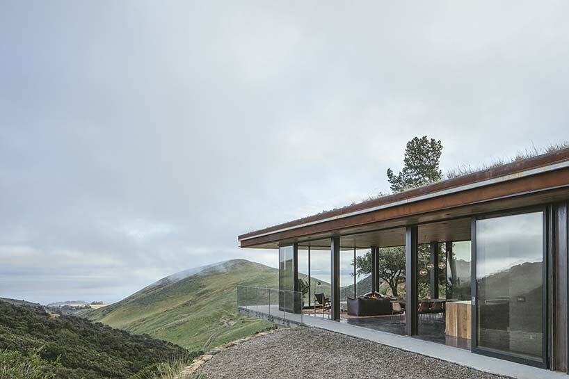 a grass-covered, off-grid guest house cantilevers over california’s pacific coast