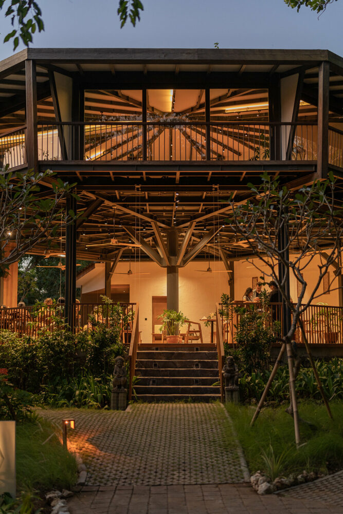 the open-plan layout enhances the sense of spaciousness and allows for natural airflow