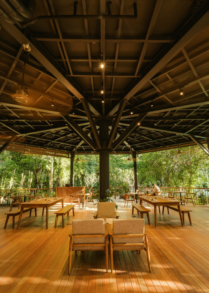 visitors can enjoy a 360-degree panorama, while eating