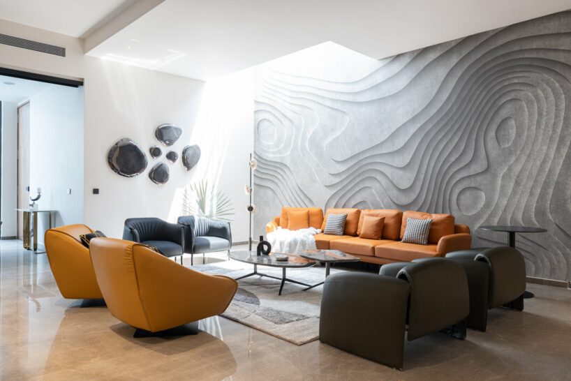 concrete ribbon wraps around studio ardete’s residence in india