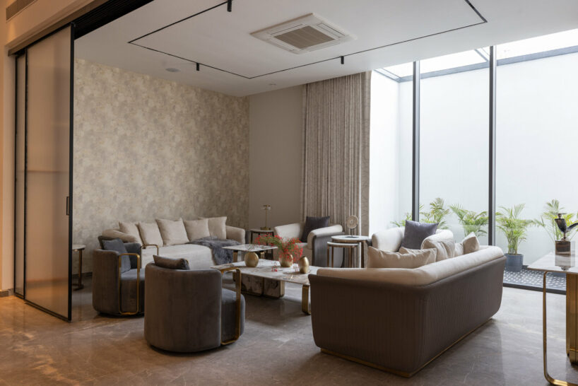 concrete ribbon wraps around studio ardete’s residence in india