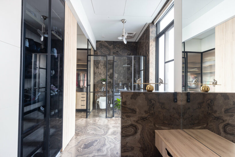 concrete ribbon wraps around studio ardete’s residence in india