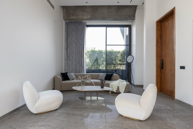 concrete ribbon wraps around studio ardete’s residence in india