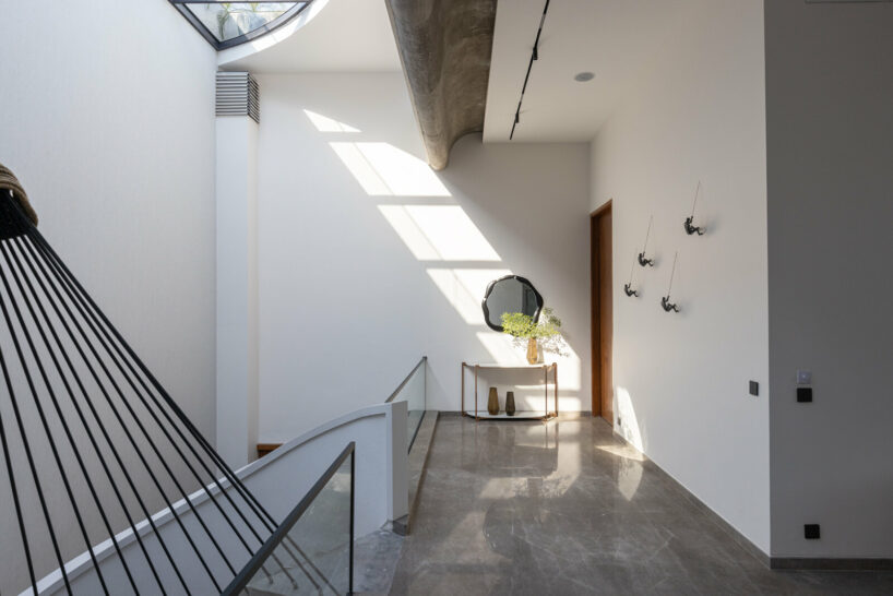 concrete ribbon wraps around studio ardete’s residence in india